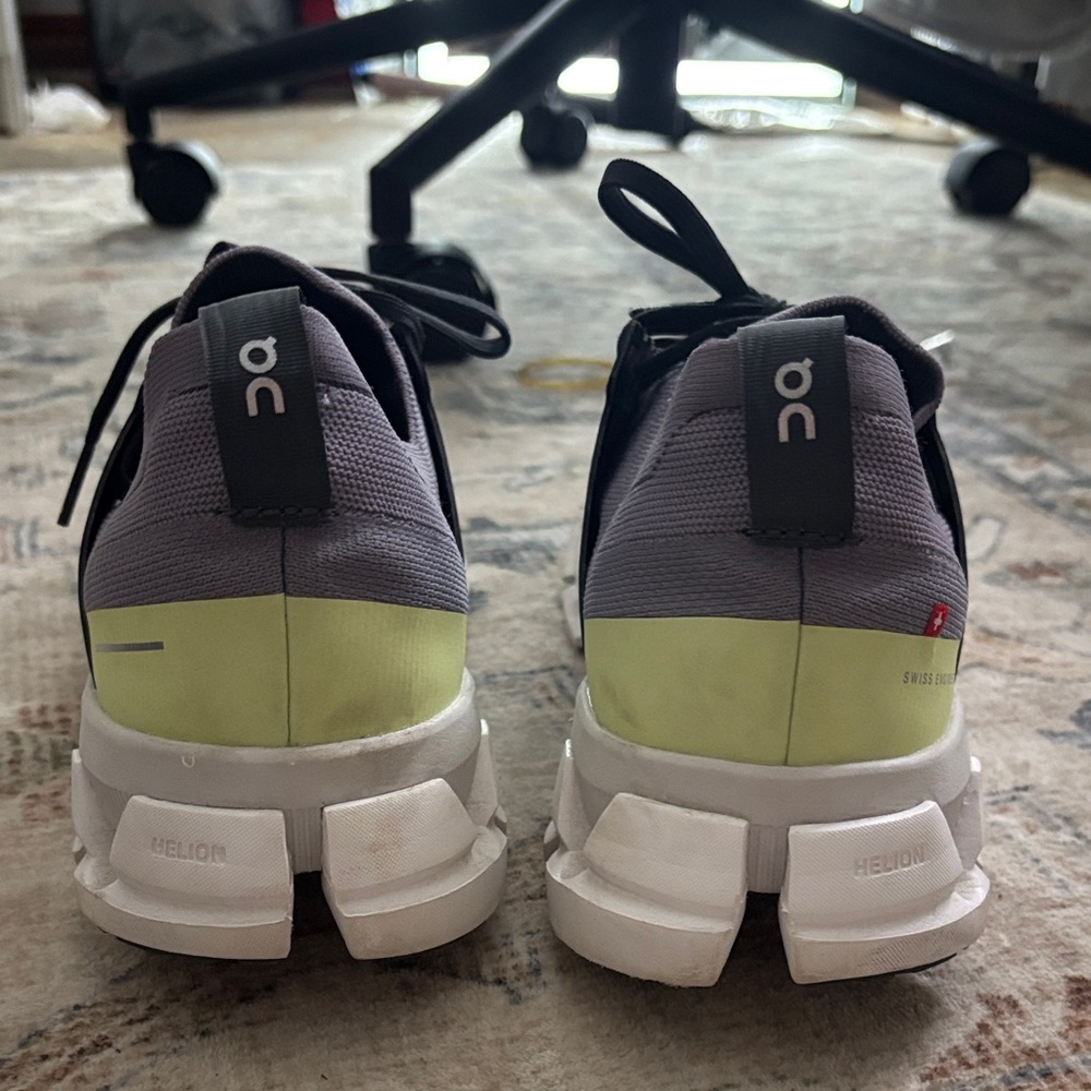 On cloud Running woman’s purple Sneakers with Black laces - Picture 4 of 4